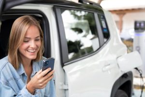 ¿Puedo cargar la batería de mi coche con energía solar?