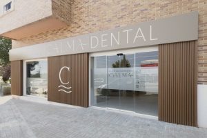 Qué diferencia a Calma Dental en tratamientos de implantes dentales y casos complejos